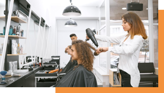 Immagine che mostra un parrucchiere che asciuga i capelli